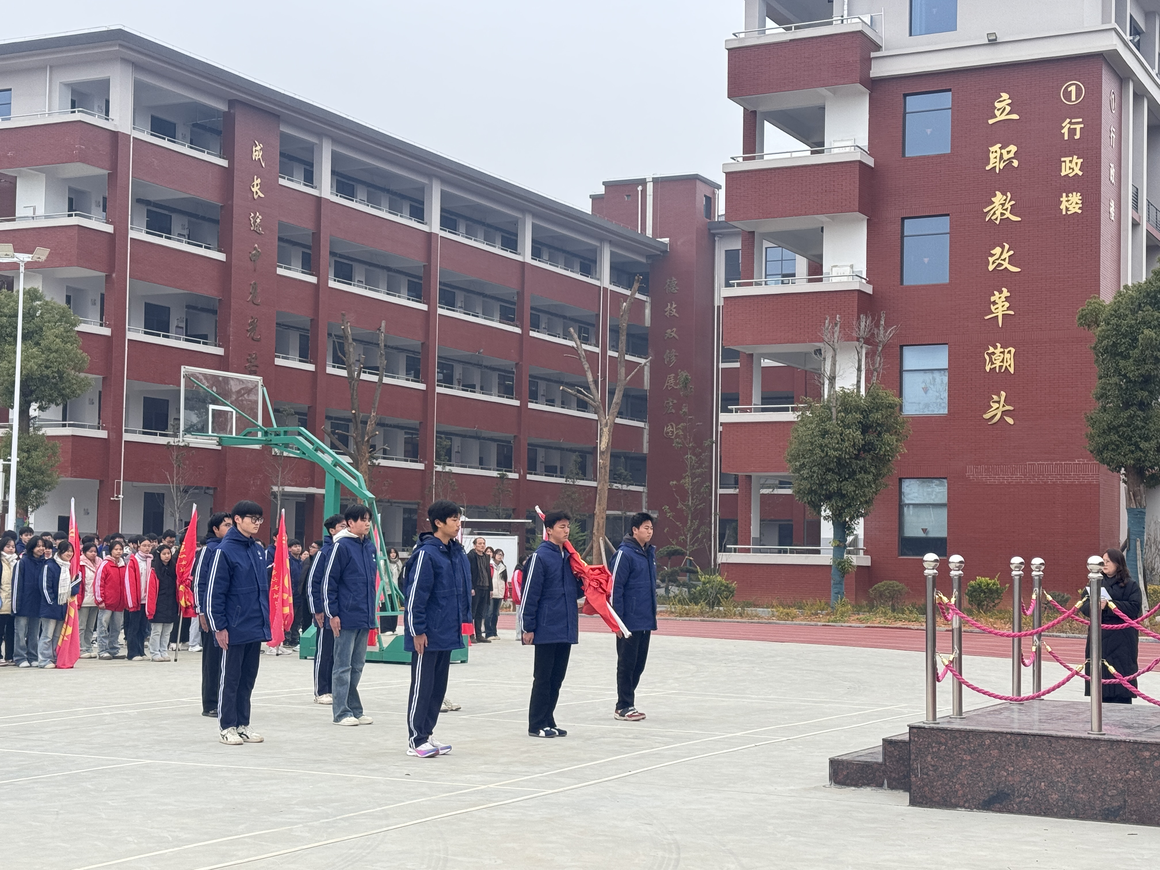 光盘行动践于行 勤俭美德润于心 ——我校举行“珍惜粮食，拒绝舌尖上的浪费”主题升旗仪式